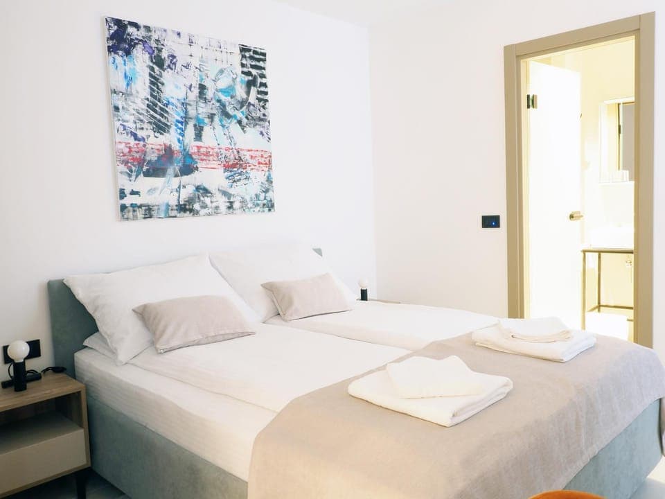 Bed, Bathroom, TV and multimedia, Photo of the whole room, Bedroom, Breakfast, safe, towels, air conditioner