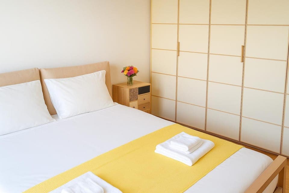 Bed, Photo of the whole room, Bedroom, towels