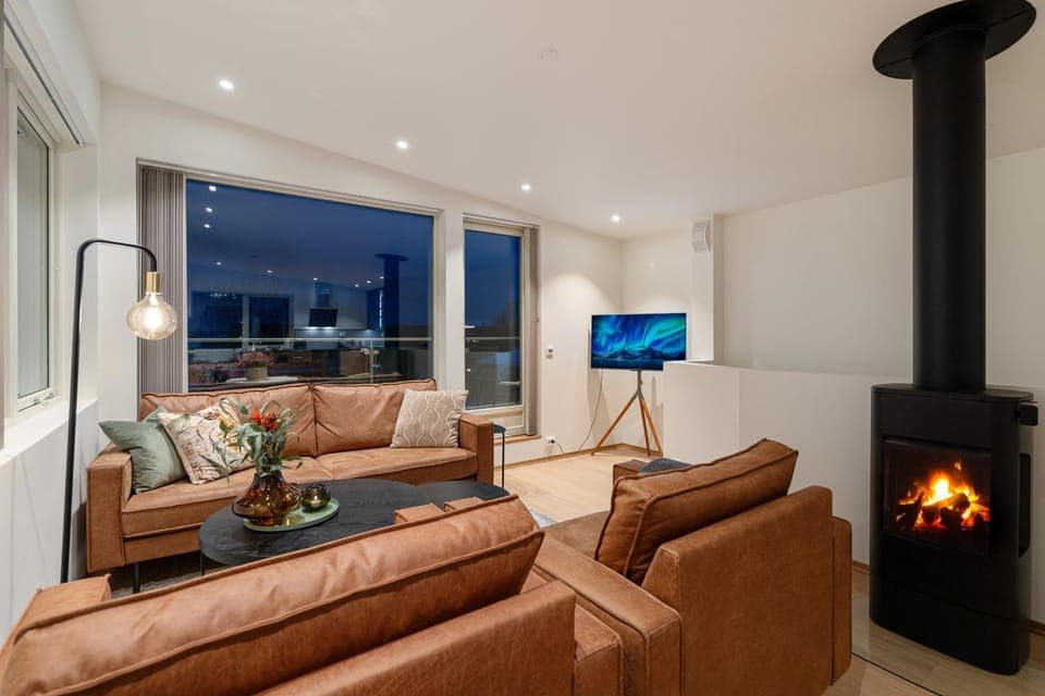 TV and multimedia, Living room, Seating area, Evening entertainment