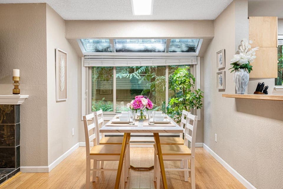 Living room, Dining area