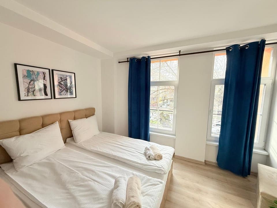 Bed, Bedroom, towels