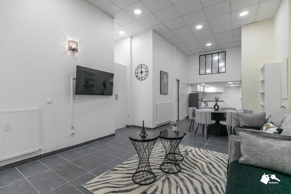 TV and multimedia, Kitchen or kitchenette, Living room, Seating area, Dining area