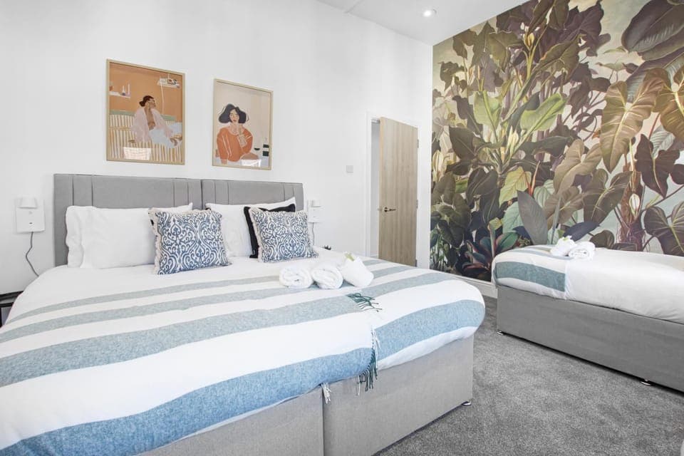 Bed, Photo of the whole room, Decorative detail, Bedroom