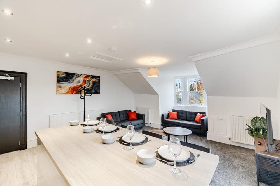 TV and multimedia, Kitchen or kitchenette, Living room, Seating area, Dining area