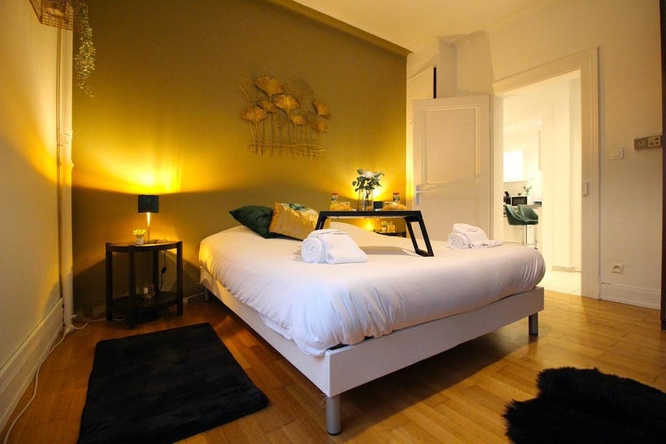 Photo of the whole room, Bedroom