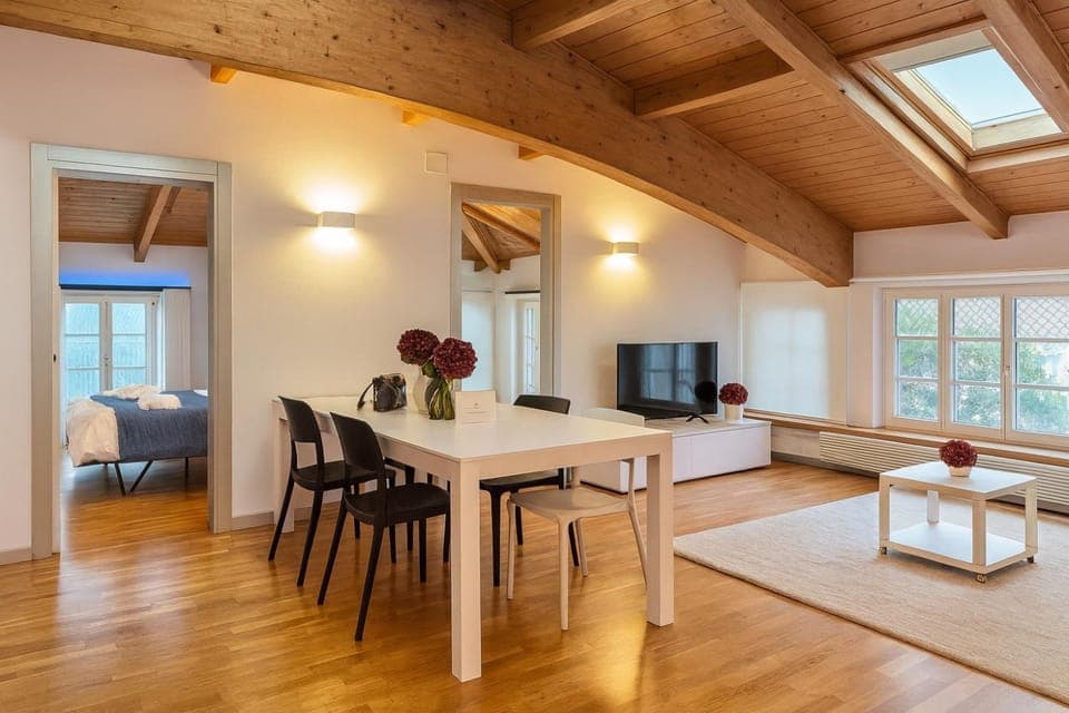 Communal lounge/ TV room, TV and multimedia, Living room, Seating area, Dining area