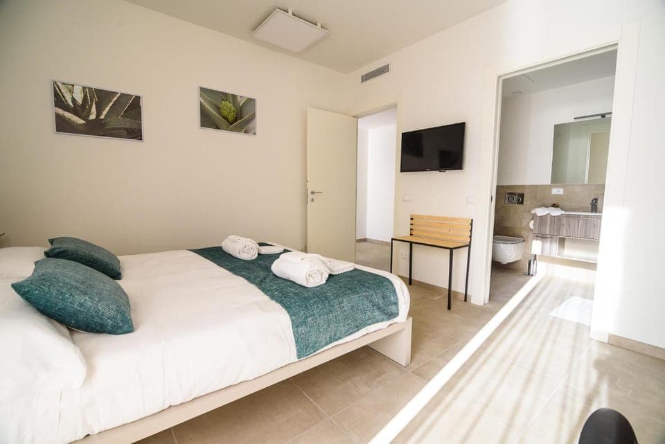 Bed, TV and multimedia, Photo of the whole room, Bedroom, towels, air conditioner