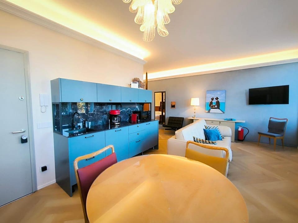 Kitchen or kitchenette, Living room, Seating area, Dining area