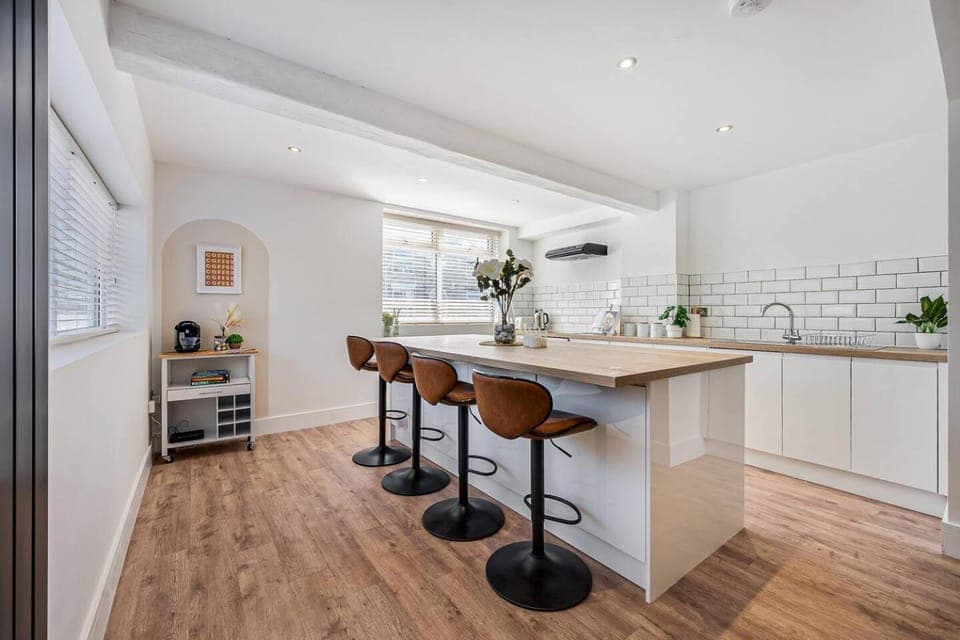 Kitchen or kitchenette, Dining area, oven, stove