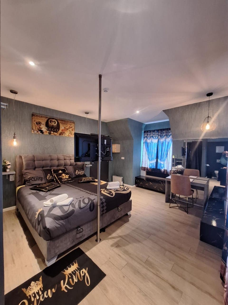 Bed, TV and multimedia, Photo of the whole room, Seating area, Bedroom