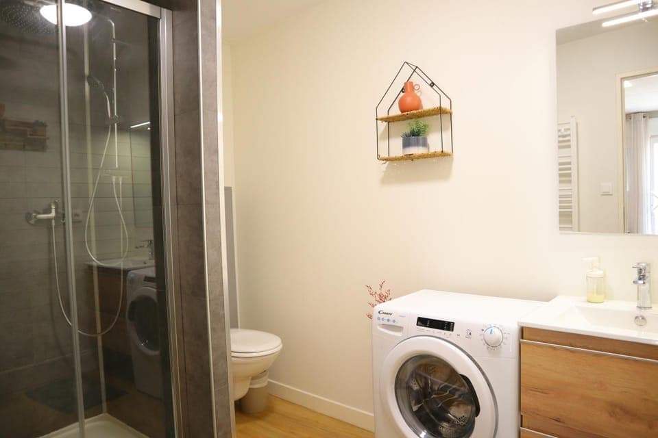 Shower, Toilet, Bathroom, towels, washing machine