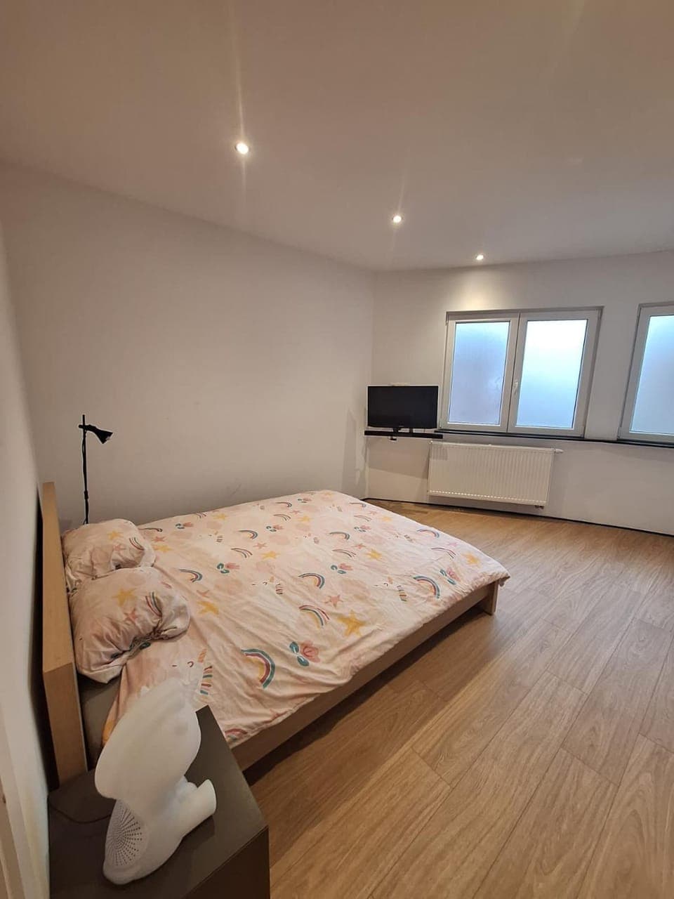 Bed, TV and multimedia, Bedroom