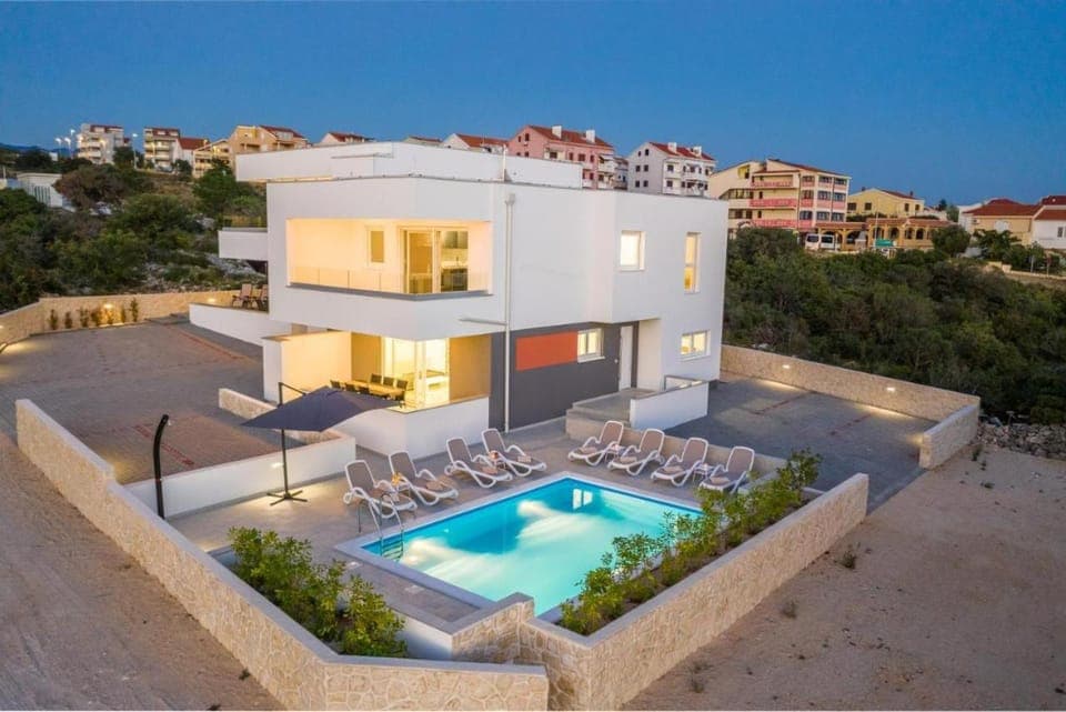 Property building, Balcony/Terrace, Pool view, Swimming pool, sunbed