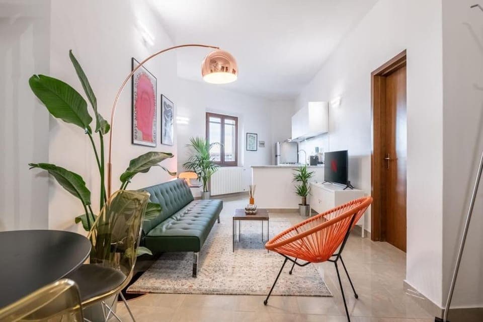 TV and multimedia, Kitchen or kitchenette, Living room, Seating area, Dining area