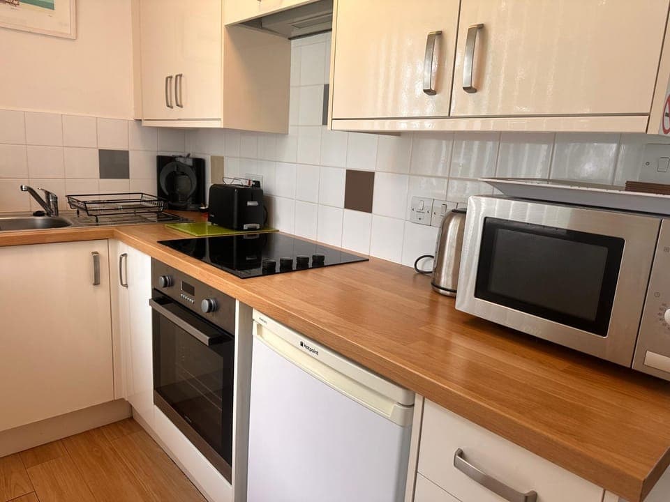 Coffee/tea facilities, Kitchen or kitchenette, oven, stove, toaster