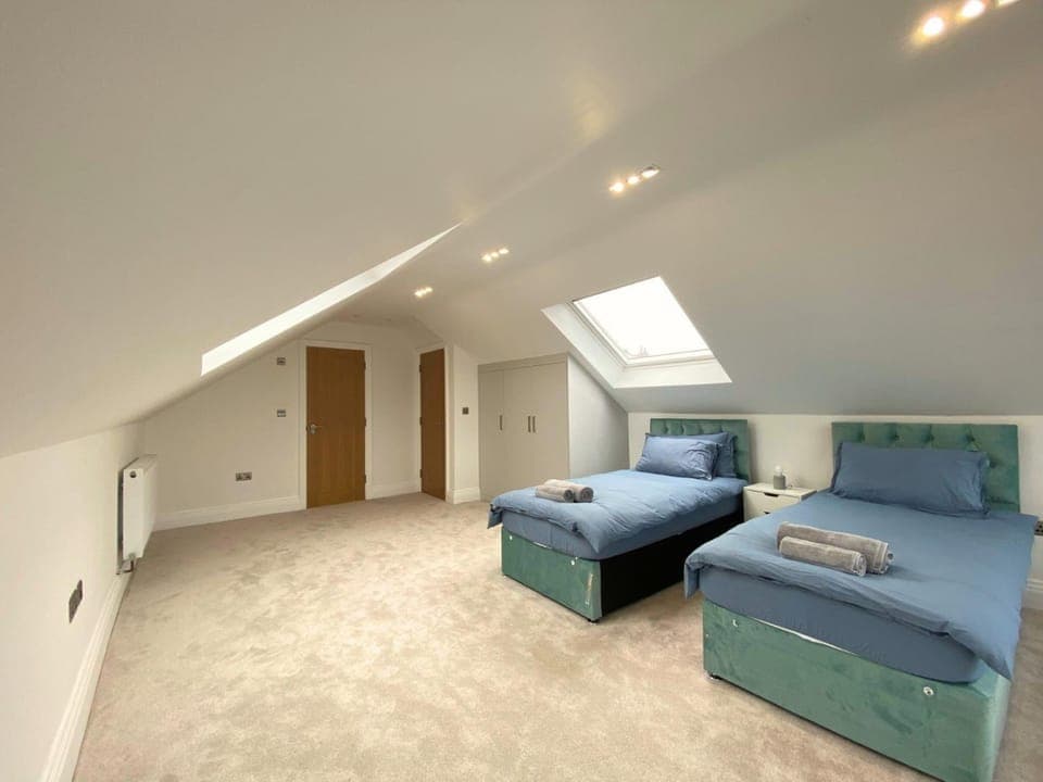 Bed, Bedroom, towels