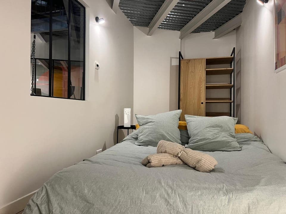 Toilet, Bed, Photo of the whole room, Bedroom, towels