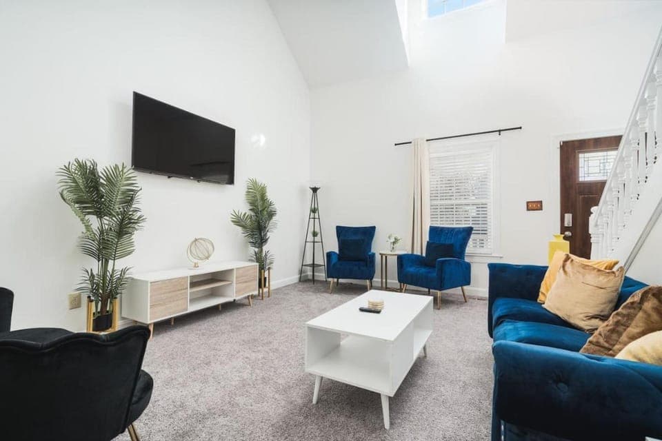 TV and multimedia, Living room, Seating area, Evening entertainment