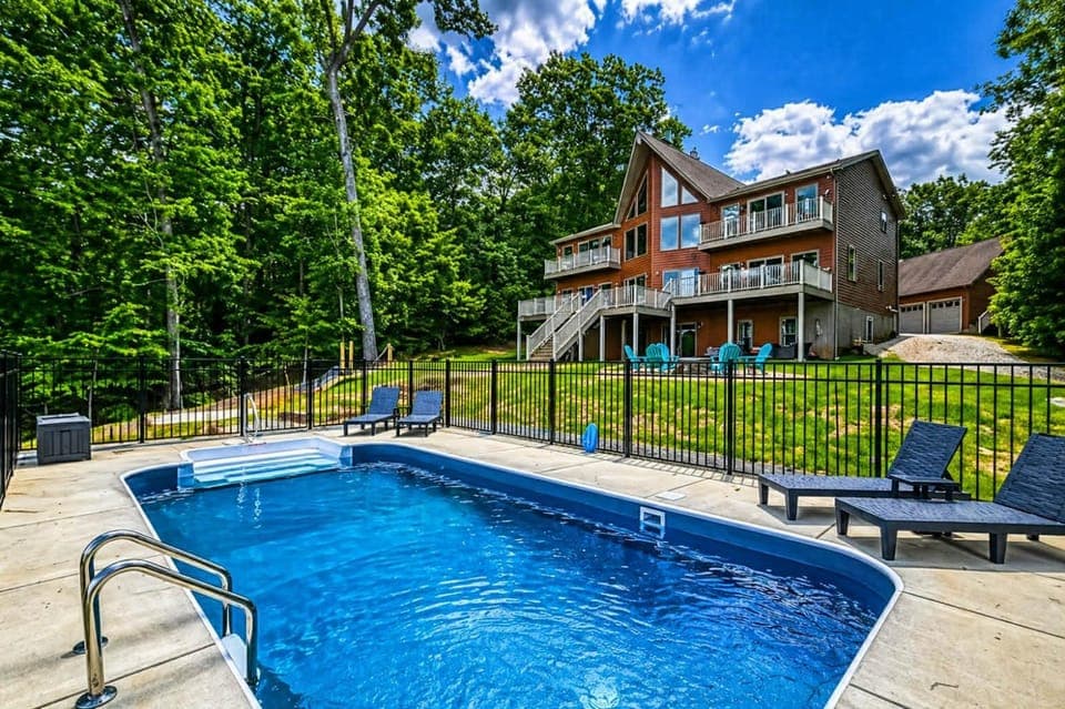 Ultimate LKA Retreat Boatdock Heated Pool Hottub House in Lake Anna