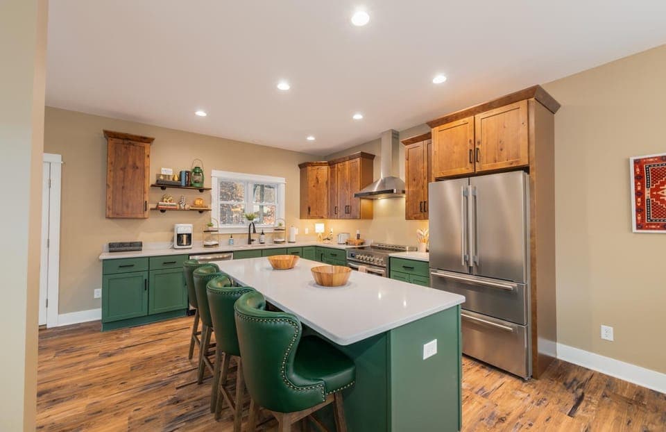 Luxe Lodge Designer Decorated Hot Tub Slope Views House in Massanutten