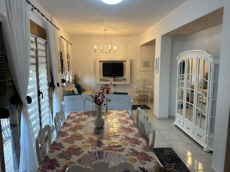 Communal lounge/ TV room, Bed, TV and multimedia, Living room, Photo of the whole room, Seating area, Dining area, Evening entertainment, Bedroom, wardrobe