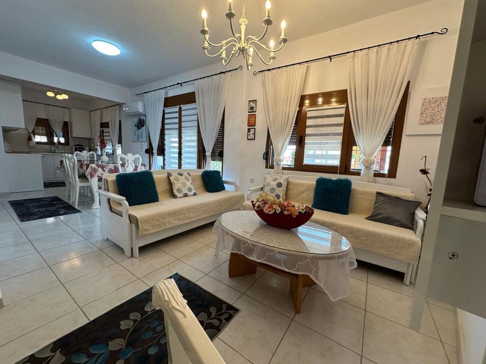 TV and multimedia, Living room, Seating area, Dining area