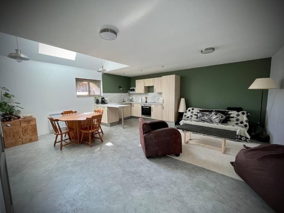 Coffee/tea facilities, Kitchen or kitchenette, Living room, Seating area, Dining area, oven, stove