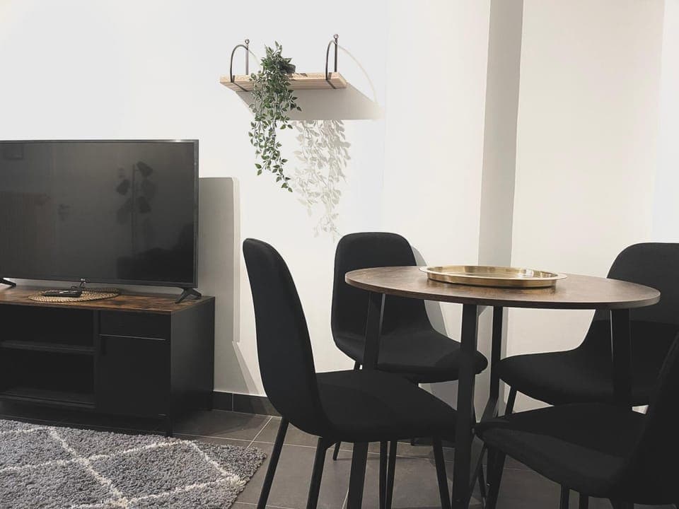 TV and multimedia, Living room, Seating area, Dining area