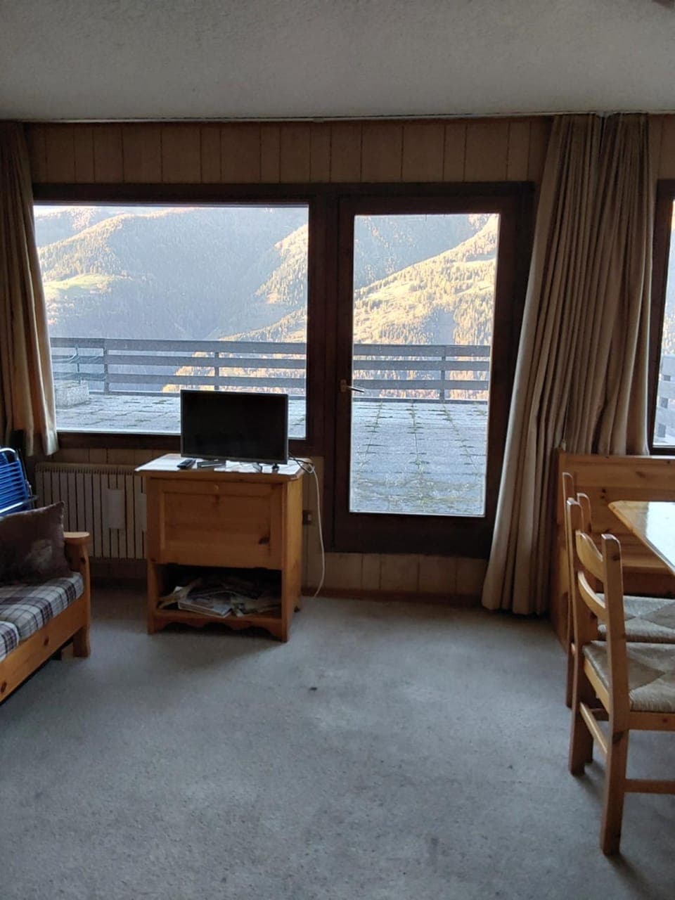 Living room, Photo of the whole room