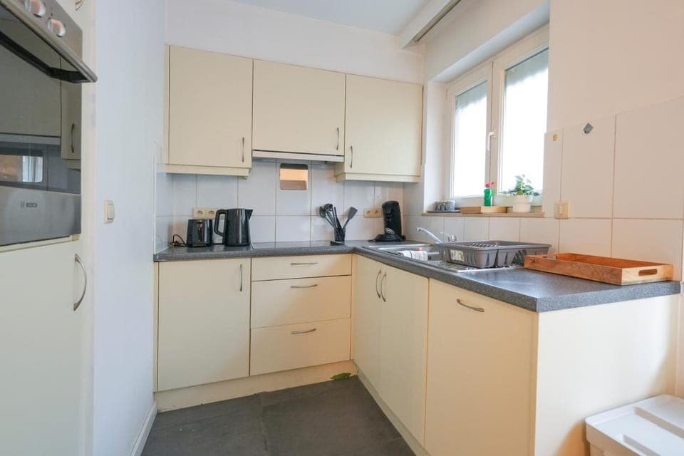 Coffee/tea facilities, Kitchen or kitchenette, dishwasher, oven, stove, toaster