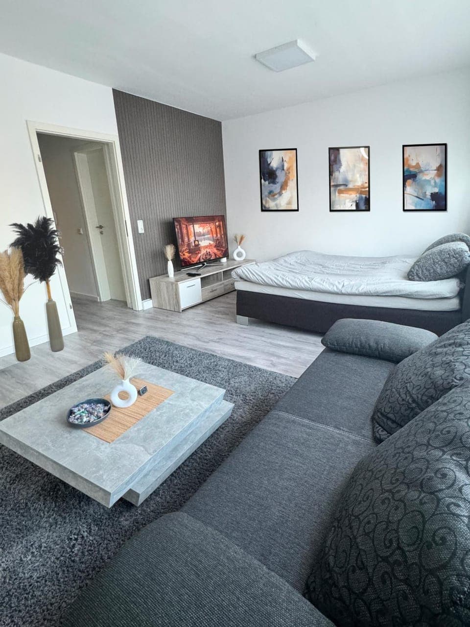 Bed, TV and multimedia, Living room