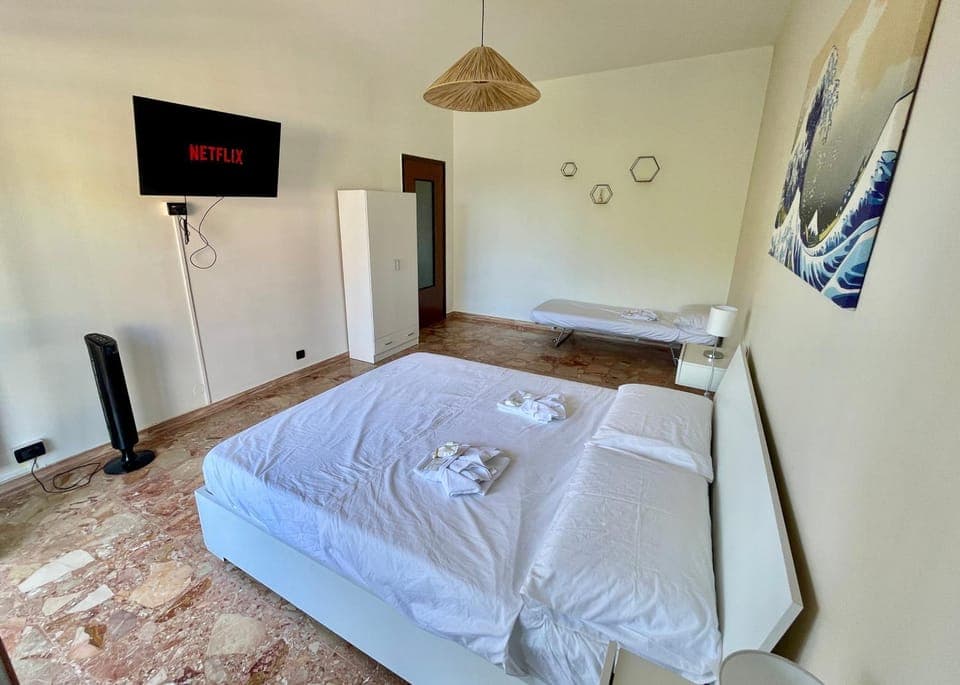 Bed, TV and multimedia, Photo of the whole room, Bedroom, towels, wardrobe