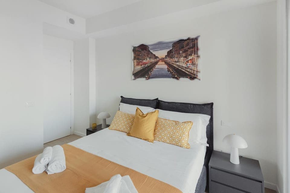 Bed, Photo of the whole room, Decorative detail, Bedroom, towels