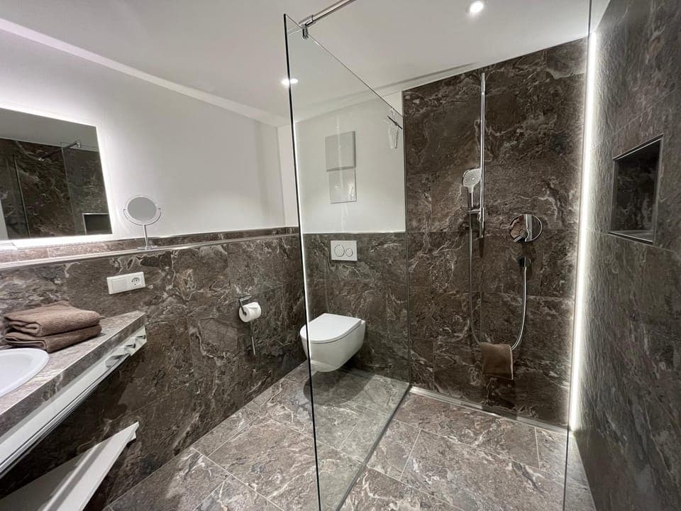 Shower, Toilet, Bathroom, towels