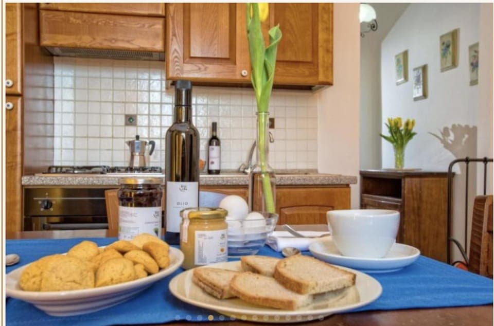 Kitchen or kitchenette, Dining area, stove