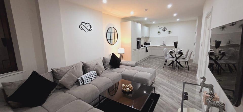 TV and multimedia, Kitchen or kitchenette, Living room, Seating area, Dining area