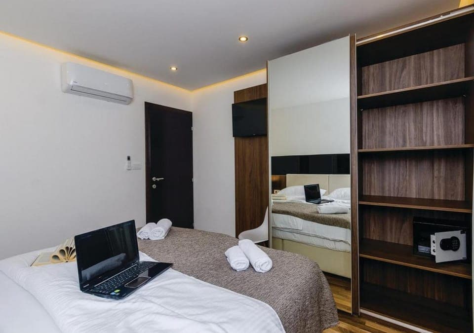 Bed, TV and multimedia, Photo of the whole room, Bedroom, towels, wardrobe, air conditioner