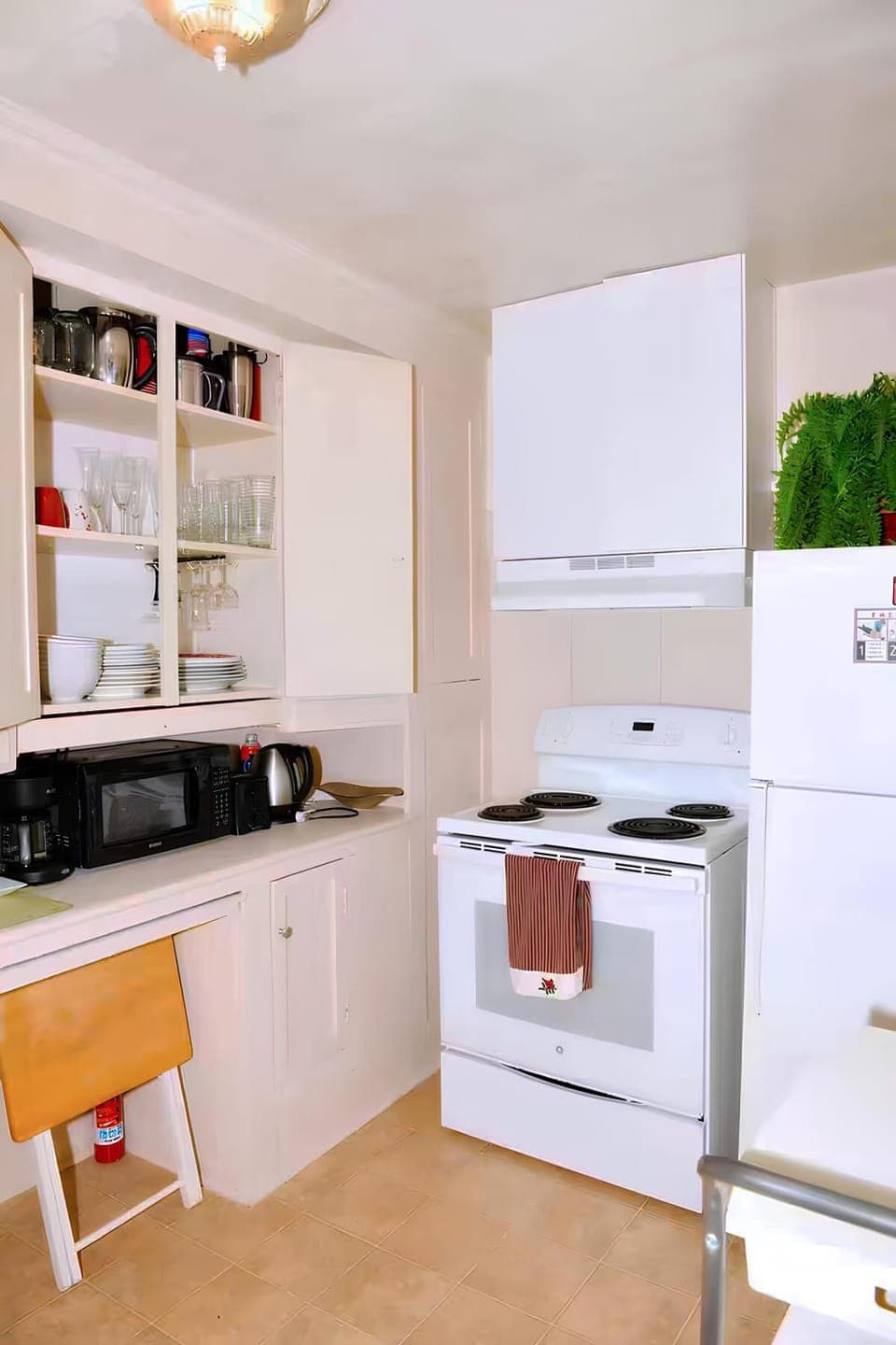 Coffee/tea facilities, Kitchen or kitchenette, oven, stove