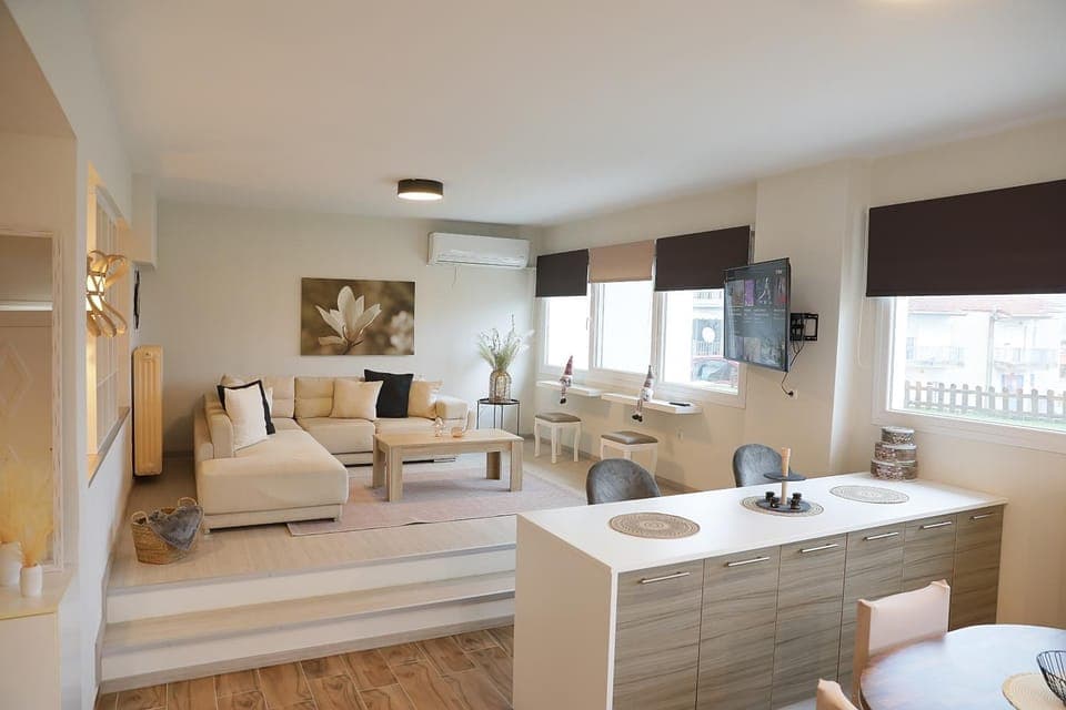 TV and multimedia, Seating area, Dining area