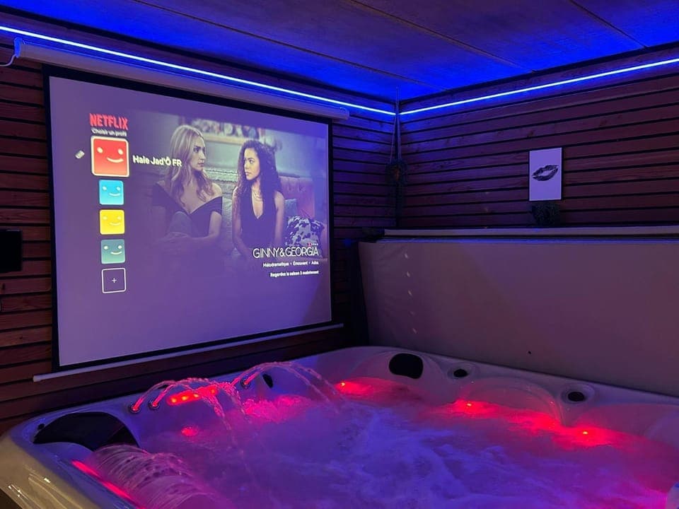 Hot Tub, TV and multimedia