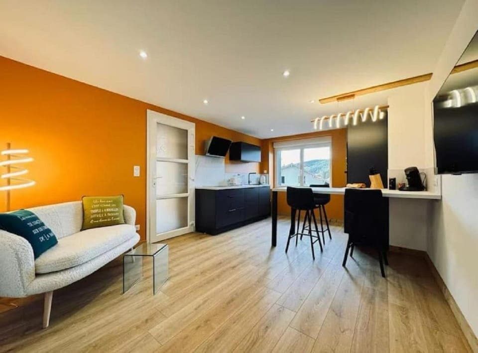 TV and multimedia, Seating area, Dining area, oven, kitchen