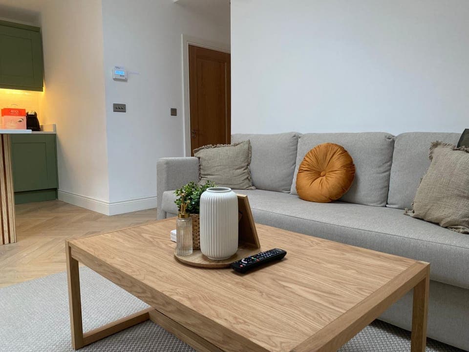 Coffee/tea facilities, Kitchen or kitchenette, Living room, Seating area, Dining area