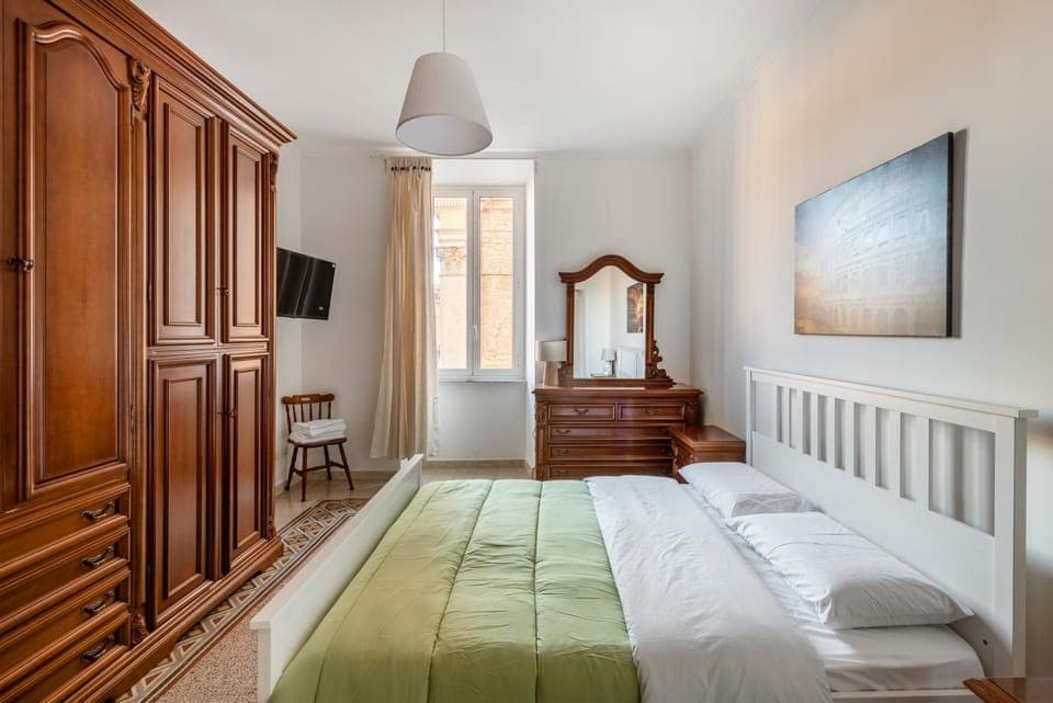 Bed, TV and multimedia, Photo of the whole room, Evening entertainment, Bedroom, wardrobe