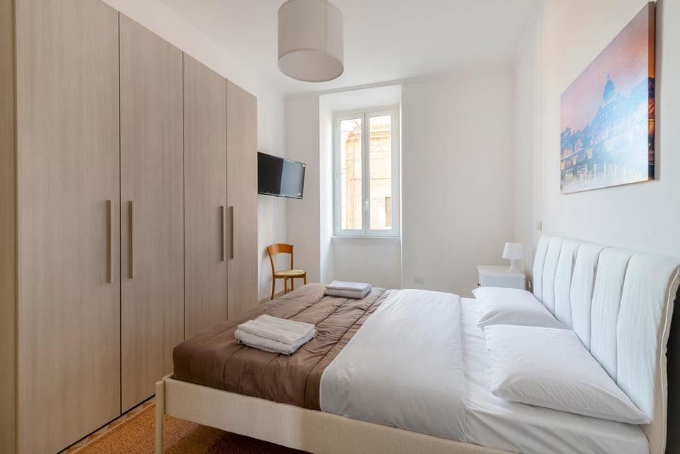 Bed, TV and multimedia, Photo of the whole room, Bedroom, towels, wardrobe