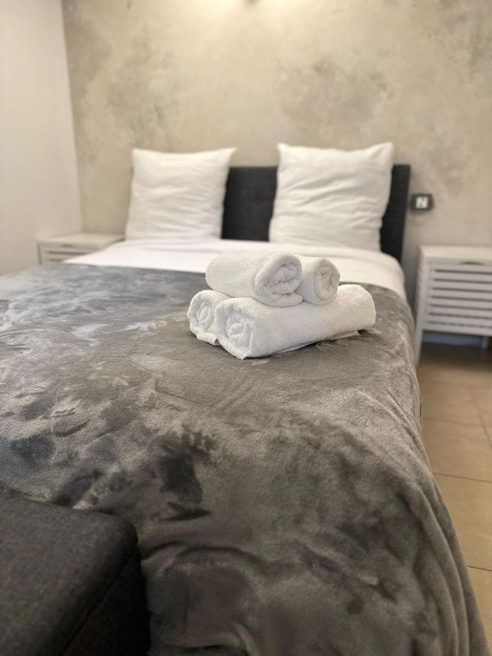 Bed, Bedroom, towels