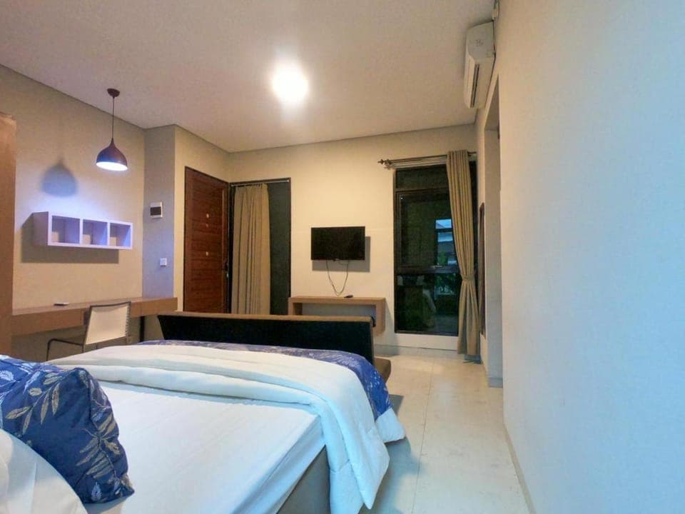 Photo of the whole room, Bedroom