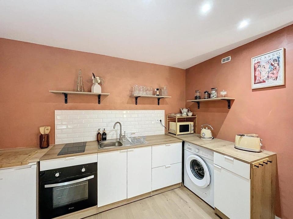 Kitchen or kitchenette