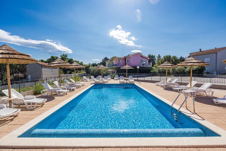 Day, Natural landscape, Pool view, Swimming pool, sunbed