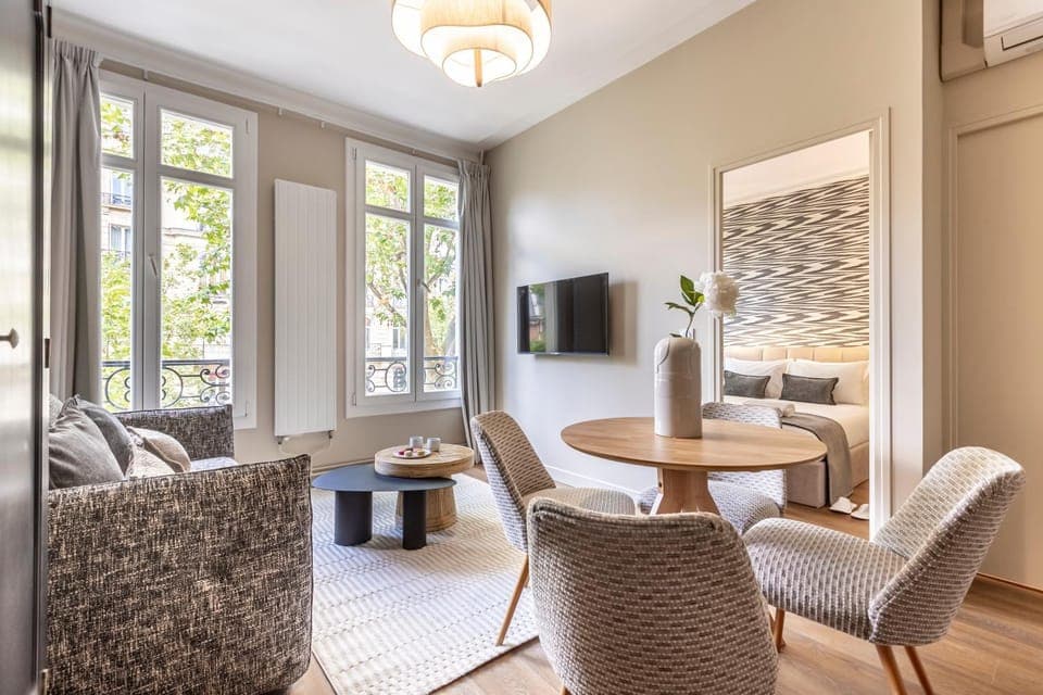 TV and multimedia, Living room, Seating area, Dining area