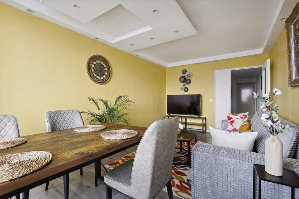 TV and multimedia, Living room, Seating area, Dining area